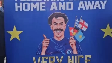 "Челси" фанаттары Қазақстанға Бораттың баннерін алып келді