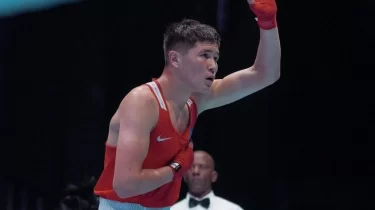 "Мейвезерді еске түсіреді": бас бапкер Төрехан Сабырханды америкалық боксшыға ұқсатты