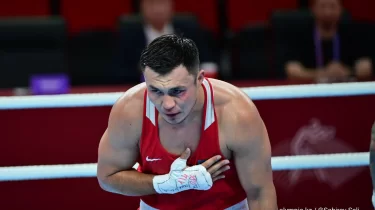 Қамшыбек Қоңқабаев былғары қолғабын шегеге ілді