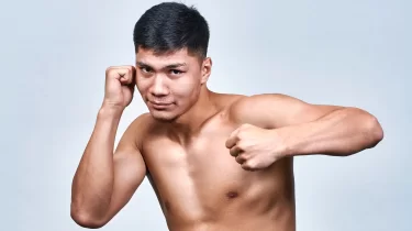 Қазақстандық Азия чемпионы Хабибке қарсы жекпе-жегін жойқын нокаутпен аяқтады (ВИДЕО)