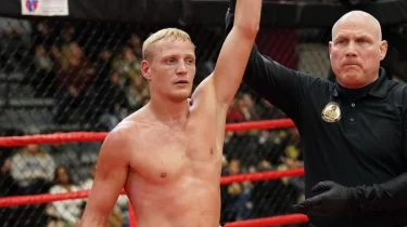 Қазақстандық боксшы АҚШ-та әсерлі нокаут жасады (ВИДЕО)