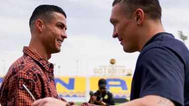 Александр Усик пен Криштиану Роналду Сауд Арабиясында кездесті