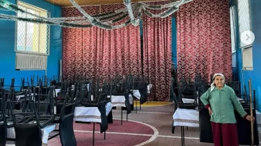 3 жылдық азап: Интернат оқушылары спорт залында тамақтанып, оқу корпусында ұйықтауға мәжбүр