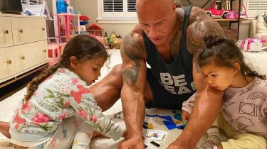 «Интернеттегі ең үздік әке»: Атақты рестлер әдемі биімен жұртты сүйсіндірді (ВИДЕО)