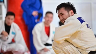 Тынбай тер төгіп жатыр: Сметовтің Қазақстаннан кеткеннен кейінгі жаттығу фотосы жарияланды