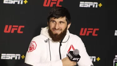 UFC чемпионына қазақы сыйлық тарту етілді (ВИДЕО)