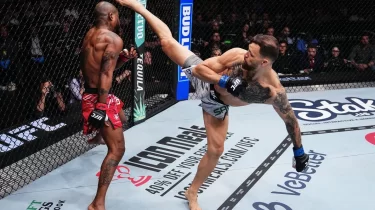 Жыл нокауты ма? UFC ардагері басынан айналмалы соққымен нокаутқа түсті (ВИДЕО)