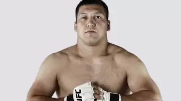 Қазақстандық жеңілмеген файтер UFC-дегі дебюті алдында салмақ өлшеуде сәтсіздікке ұшырады (ВИДЕО)