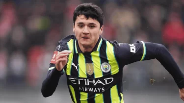 Абдукодир Хусанов қымбат сыйлықты әкесіне тапсырды (ВИДЕО)