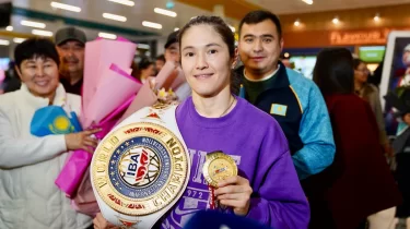 Назым Қызайбай мен әлем чемпионатының жүлдегерлері Қазақстанға оралды (ВИДЕО)