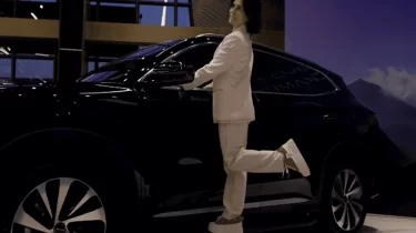 Өзбек гимнасшысы Оксана Чусовитинаға сәнді сыйлық тарту етілді (ВИДЕО)