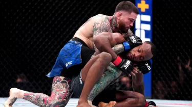 UFC турнирінің басты жекпе-жегі мерзімінен бұрын аяқталды — Шавкат Рахмоновтың салмағындағы жағдай (ВИДЕО)