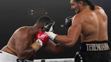 Жеңілмеген алып боксшы қарсыласын алғашқы раундта нокаутқа түсірді (ВИДЕО)