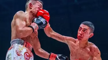 Жылдың қанға толы жекпе-жегі: Ябуки 12-раундта нокаутпен жеңіске жетіп, қос салмақта чемпион атанды (ВИДЕО)