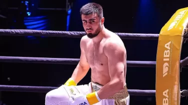 "Қазақстанға рахмет!" — Баходир Джалолов Астанаға келіп, жанкүйерлерге үн қатты (ВИДЕО)