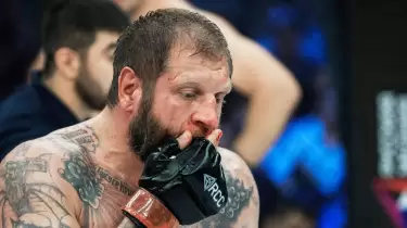 Бәрі бітті ме? Александр Емельяненко аяғынан айырылған соң мәлімдеме жасады (ВИДЕО)