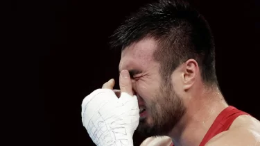 "Қолын мұзға тығып отыр": Баходир Джалоловтың айқастан кейінгі видеосы жанкүйерлерді шошытты (ВИДЕО)