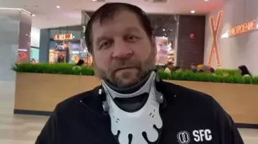 Мүгедек арбасына таңылған Александр Емельяненко спорттан кетпейтінін мәлімдеді