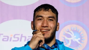 "Жаттығуды тиіп-қашып жасайды": Бас бапкер әлем чемпионы Ризабек Айтмұханды сынға алды