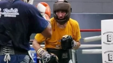 "Нокаутпен аяқталған спарринг": Жәнібек Әлімханұлы әлем чемпионымен жұдырықтасты (ВИДЕО)