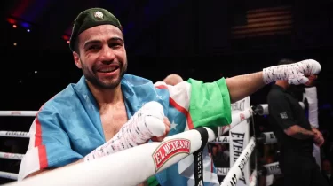 Өзбек боксшысы отбасындағы қайғыдан рингте жылап жіберді