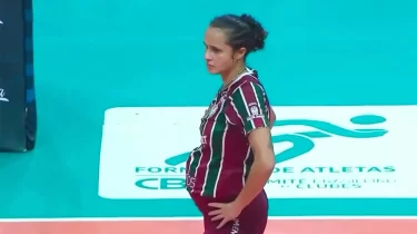 Жүктіліктің бесінші айында матчқа шыққан волейболшы жанкүйерлерді тәнті етті (ВИДЕО)