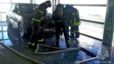 Қытайлық кроссовер автосалон ішінде өртеніп кетті