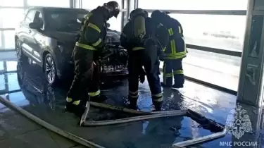 Қытайлық кроссовер автосалон ішінде өртеніп кетті