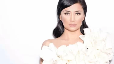 Алматы көшелерінде ән айтып жүрген Мәдина Сәдуақасова желіні шулатты (ВИДЕО)