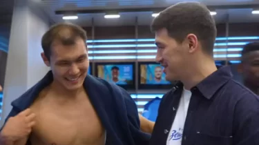 "Келесіде саған қолғап сыйлаймын" — Дмитрий Бивол Нұралы Әліпке уәде берді (ВИДЕО)