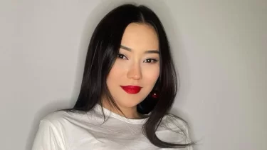 "Үш баланың анасы деп ойламайсың": Айсәуле Бақытбек стильді образымен желіні жарды (ФОТО)