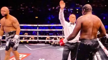 Боксшы бірінші раундтағы жеңілістен кейін төрешіге жұдырығын ала жүгірді (ВИДЕО)