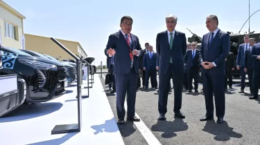 "Ақ түске бояңдар — сатып аламыз": Бердымұхамедов Түркістандағы жол талғамайтын көлікті жоғары бағалады (ВИДЕО)