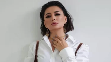 "90-жылдардың стилінде": Мәдина Сәдуақасова тыңдармандарын ностальгияға бөледі (ВИДЕО)