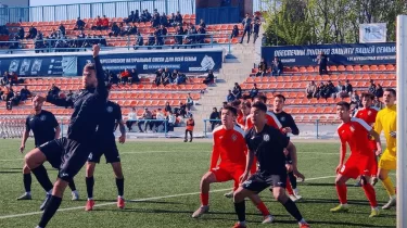 Қазақстан чемпионатында футболшылар төбелесіп, полиция араласуға мәжбүр болды (ВИДЕО)