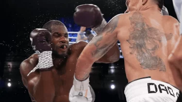 Александр Усик пен Даниэль Дюбуа көз арбасу кезінде ерегесіп қалды (ВИДЕО)