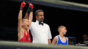 Қазақстандық боксшы финалда өзбек қарсыласын қалай жеңді? (ВИДЕО)