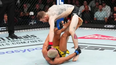 UFC-дегі басты айқастың тағдырын нокаут шешті (ВИДЕО)