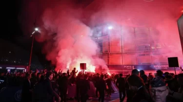 ПСЖ жеңісі трагедияға ұласты: Жанкүйерлерді көлік таптап кетті (ВИДЕО)