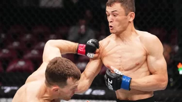 Бекзат Алмахан — UFC-де тарих жасаған қазақ нокаутер (ВИДЕО)