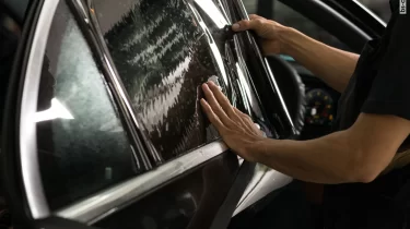 "Екі әйнегі бар". Алматыда терезесі күңгірттелген жүргізуші ұсталды (ВИДЕО)