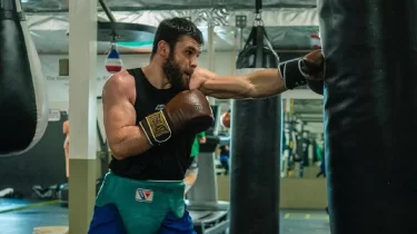 Қазақстандық WBA чемпионы қарсыласын нокаутпен қорқытты