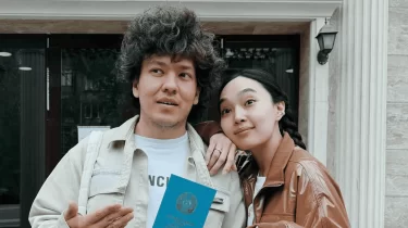 "Сөзсіз, пафоссыз": Жанар Айжанованың күйеу баласы Айжұлдызға пәтер сыйлады (ВИДЕО)