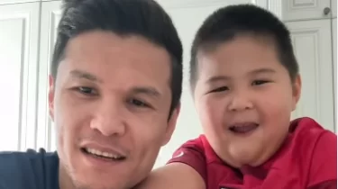 Данияр Елеусінов ұлымен ерекше "жекпе-жек" өткізіп, желіні тәнті етті (ВИДЕО)