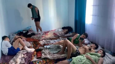 Не масқара?! Баскетболшы балалар еденде ұйықтап, тозған мектеп залында жаттығуға мәжбүр