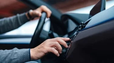 Ақтауда мектеп түлегі көлікке мініп, полициядан қашты (ВИДЕО)