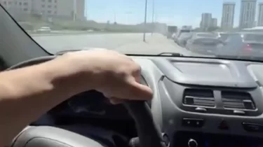 Астанада жүргізуші бордюрмен жүріп, әрекетін видеоға түсірген (ВИДЕО)