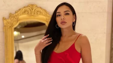 Жәния Джуринскаяның ашық көйлегі  желіде қызу пікірталас тудырды (ФОТО)