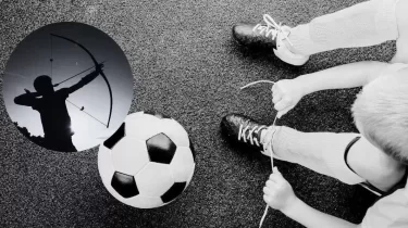 Шымкентте футбол ойнап жүрген балаға садақ оғы тиіп, жарақат алды (ВИДЕО)