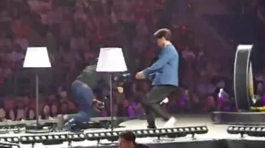 "Жүгіріп барып көмектесті": Димаш құлап қалған операторды орнынан тұрғызды (ВИДЕО)